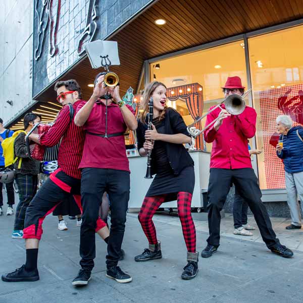 Vernissage en fanfare – Expo 2.0 Au fil de la joie du Théâtre des Marionnettes